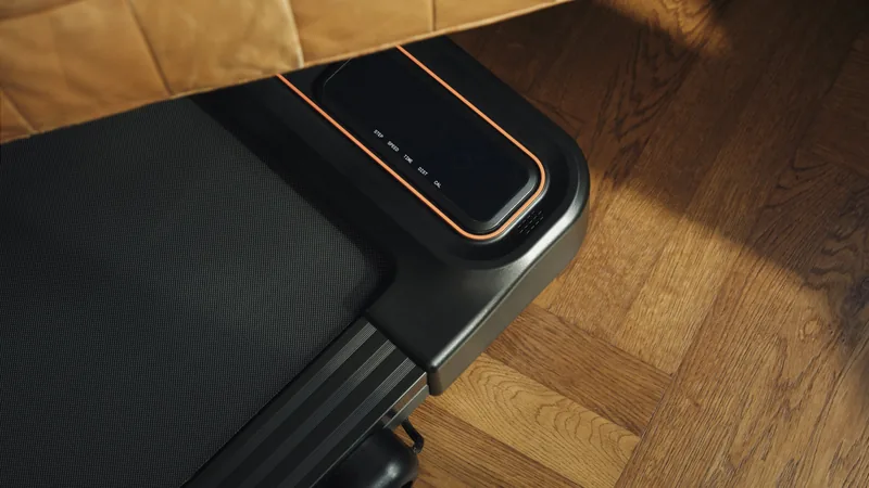 Kompaktes Walking Pad wird unter ein Sofa geschoben